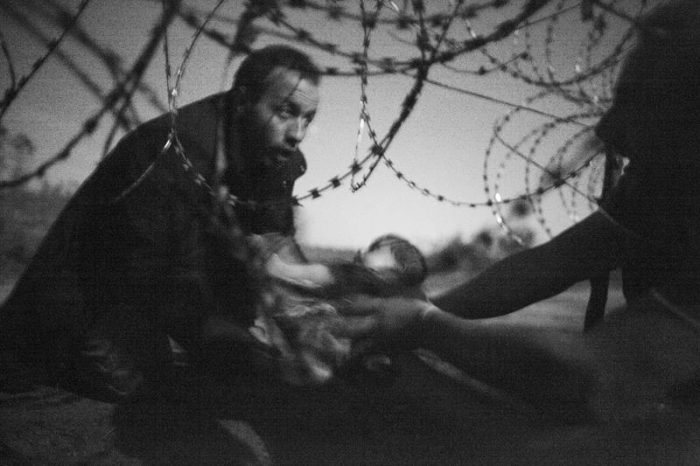 Una foto que escenifica el drama de los refugiados gana el premio World Press Photo