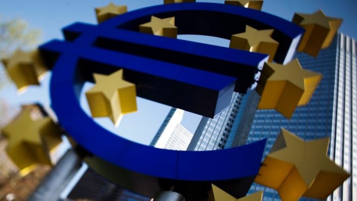 Draghi desafía a Alemania, reivindica el funcionamiento de la política del Banco Central Europeo y el euro lo refleja