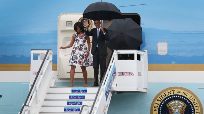 Obama salió sonriendo del Air Force One, junto a la primera dama Michelle Obamas y sus hijas Sasha y Malia.