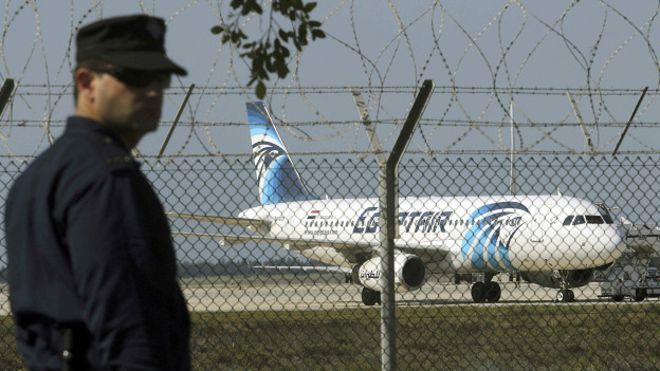 Confusión tras secuestro de un avión de EgyptAir que fue desviado a Chipre