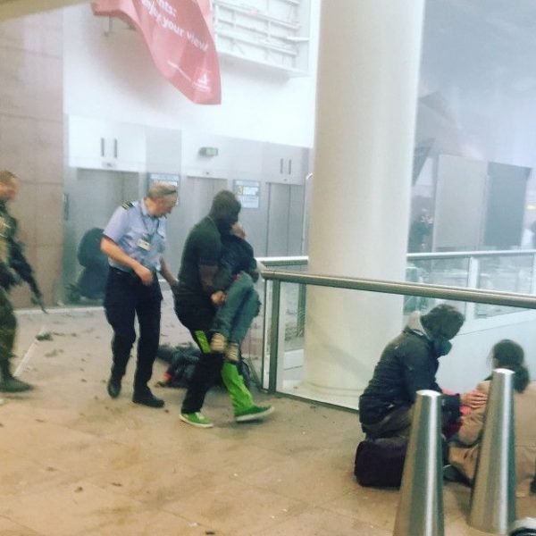 Explosiones en Bruselas: «La gente salía corriendo de la estación cubierta de sangre»