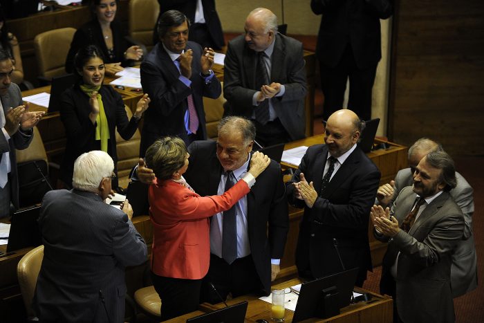 Isabel Allende, presidenta del PS, felicitando a Andrade tras su nombramiento.