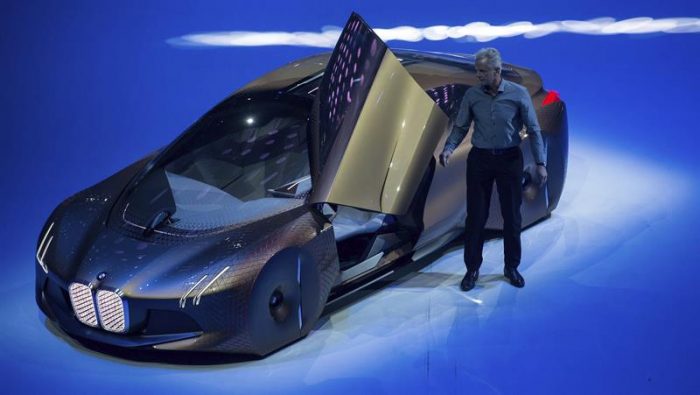 BMW celebra sus cien años con la presentación de un auto del futuro