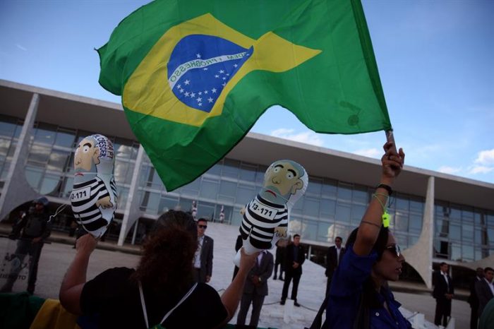 Protestan contra nombramiento de Lula como ministro frente a sede de Gobierno