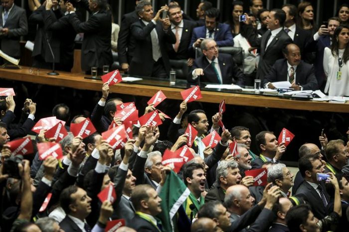 Brasil al rojo: el Congreso analizará posibilidad de juicio político a Dilma y empresarios aumentarán presión para que deje la Presidencia