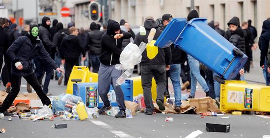 Hooligans interrumpen una concentración pacífica contra atentados de Bruselas