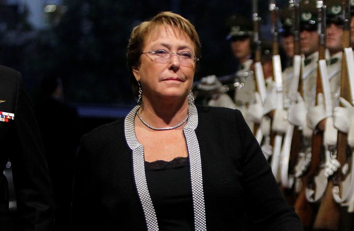 Diario español El País se pregunta: ¿Cómo ha cambiado Bachelet desde que llegó por primera vez al poder?