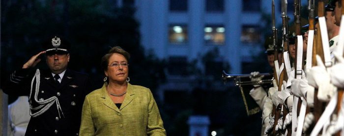 Cadem: Aprobación de la gestión de Bachelet cae 10 puntos en un año