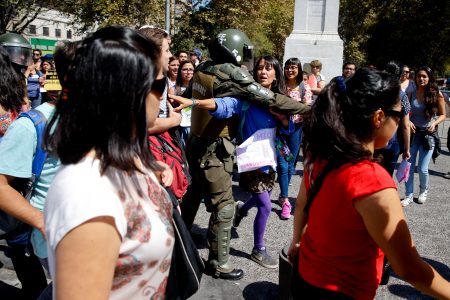 21 de Marzo del 2016/SANTIAGO Contramanifestación ante el llamado a movilizarse contra el aborto, a cargo de la Federación de Estudiantes de la Universidad de Chile, termina en incidentes  frente al Palacio de la Moneda. FOTO:FRANCISCO LONGA/AGENCIAUNO