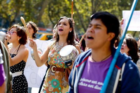 21 de Marzo del 2016/SANTIAGO Contramanifestación ante el llamado a movilizarse contra el aborto, a cargo de la Federación de Estudiantes de la Universidad de Chile, termina en incidentes  frente al Palacio de la Moneda. FOTO:FRANCISCO LONGA/AGENCIAUNO