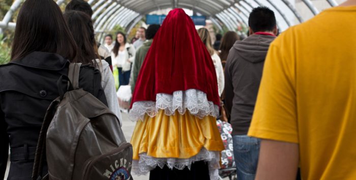 Exposición “Capas: faldas de una cholita” de María de los Ángeles Sanz-Guerrero en Espacio Vilches UC, 10 de marzo al 6 de abril