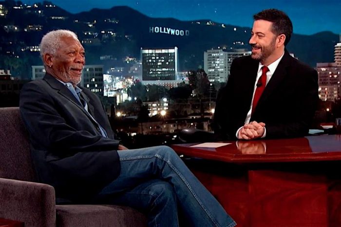 [Video] Morgan Freeman, narra los movimientos de personas al azar en Los Angeles