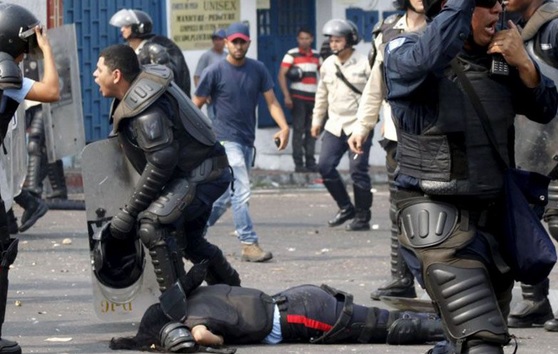 Dos policías venezolanos mueren durante protesta estudiantil