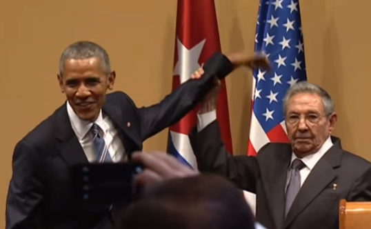 [Video] «Pasa la mano»: el incómodo momento entre Barack Obama y Raúl Castro