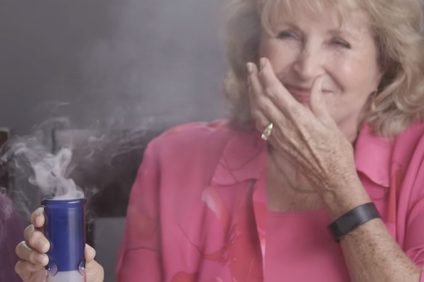 [Video] ¿Qué ocurre cuando tres abuelitas fuman marihuana por primera vez?