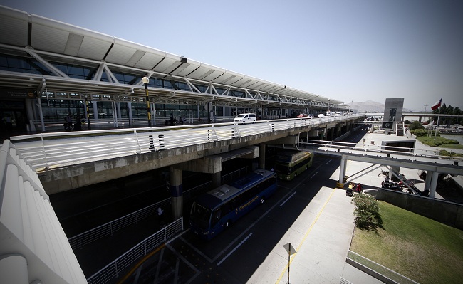 Aeropuerto de Santiago implementa medidas de seguridad especiales por atentados en Bélgica