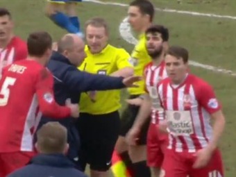 [Video] Árbitro termina el primer tiempo cuando un equipo convirtió un gol