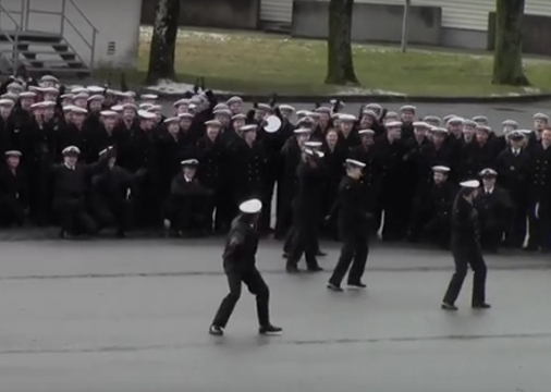 [Video] Flashmob al ritmo del funk: graduados de la Armada de Noruega sorprenden así a los oficiales