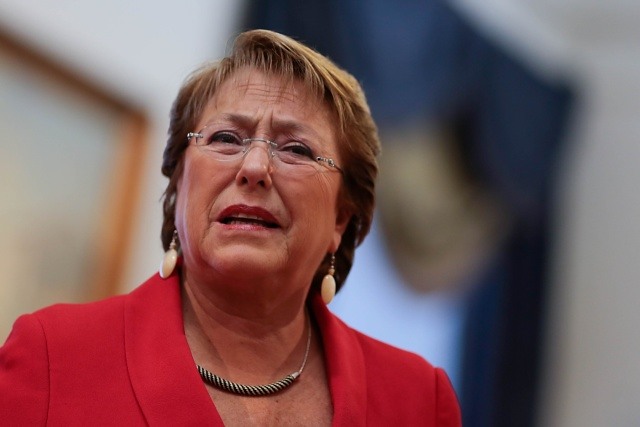 Insólito: Juan Fernández declara «persona non grata» a Michelle Bachelet