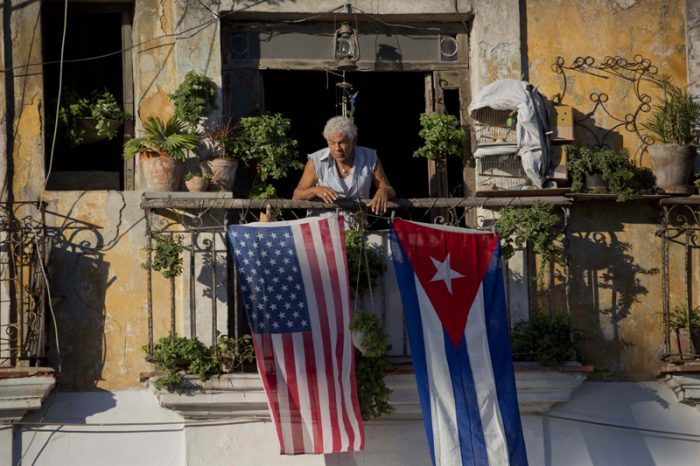 Obama autoriza viajes individuales y uso de dólar con Cuba