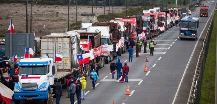 Camioneros de forestales bloquean Ruta 5 Sur en protesta por violencia en La Araucanía