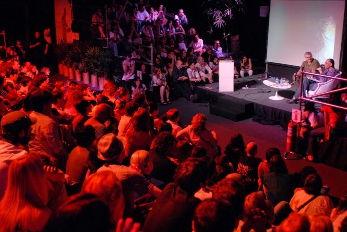 Escritores y editores lamentan cancelación del Festival literario FILBA en Santiago y critican desidia de autoridades