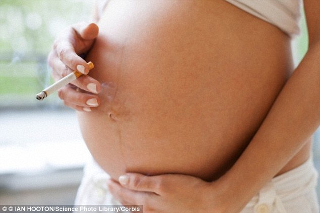 Estudio determina que fumar durante el embarazo modifica el ADN del feto