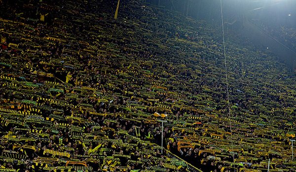 [Video] El homenaje de los hinchas del Borussia Dortmund a fanático fallecido en pleno partido