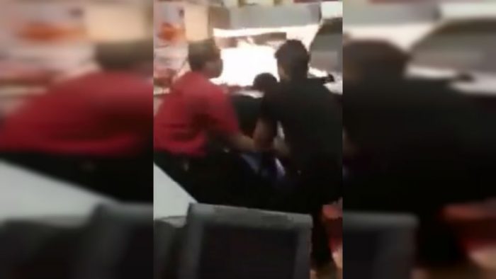 [Video] Empleado de McDonald’s se aburre del maltrato y golpea violentamente a su jefe