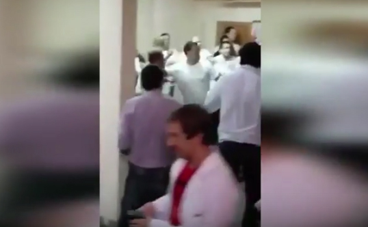 [Video] En Argentina, una reunión de médicos termina en batalla campal