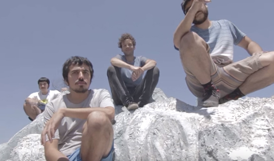 [Video] «Ases Falsos» graba videoclip en abandonado parque infantil de «Mundomágico»