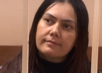 [Video] Mujer que decapitó a niña en Rusia comparece sonriendo ante el juez: «Alá me ordenó matarla»