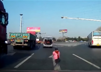 [Video] En China, un niño cae del auto, familiares no se dan cuenta y lo dejan en la carretera