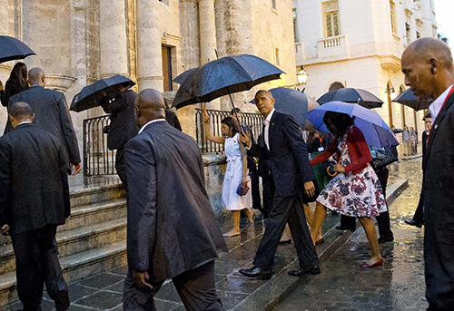 [Video] Barack Obama recorre La Habana en compañía de su esposa e hijas