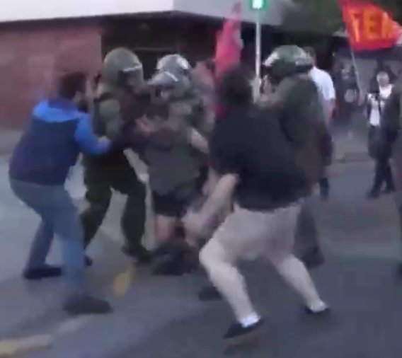 [Video] Represión policial marca nueva jornada de protestas por el alza del pasaje