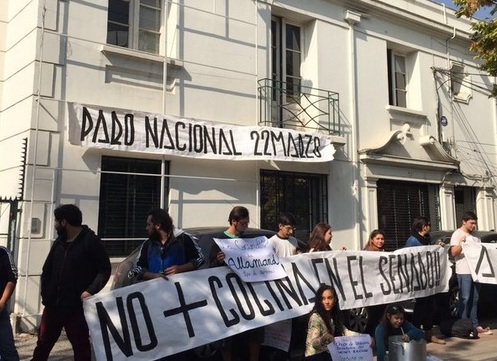 Estudiantes ocupan sedes de Allamand y Van Rysselberghe en protesta por la «cocina» del Senado