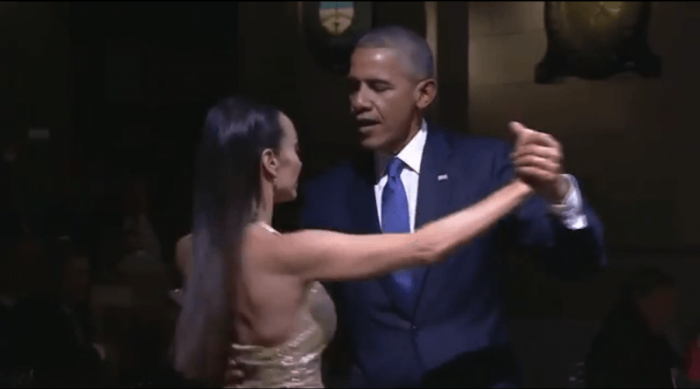 [Video] Fuera de protocolo, Barack Obama acepta bailar un tango en Argentina