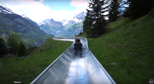 [Video] Turistas graban descenso por tobogán de montaña en los Alpes suizos
