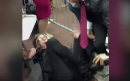 [Video] Agreden violentamente a periodista durante mitín de Donald Trump