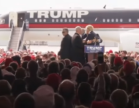 [Video] Persona intenta atacar a Donald Trump y es protegido por guardaespaldas durante discurso