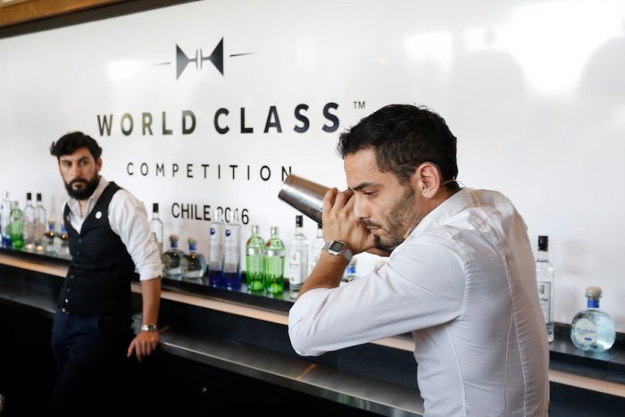 [Fotos] Los bartenders de los mejores bares de Santiago se miden en la competencia de World Class en Chile