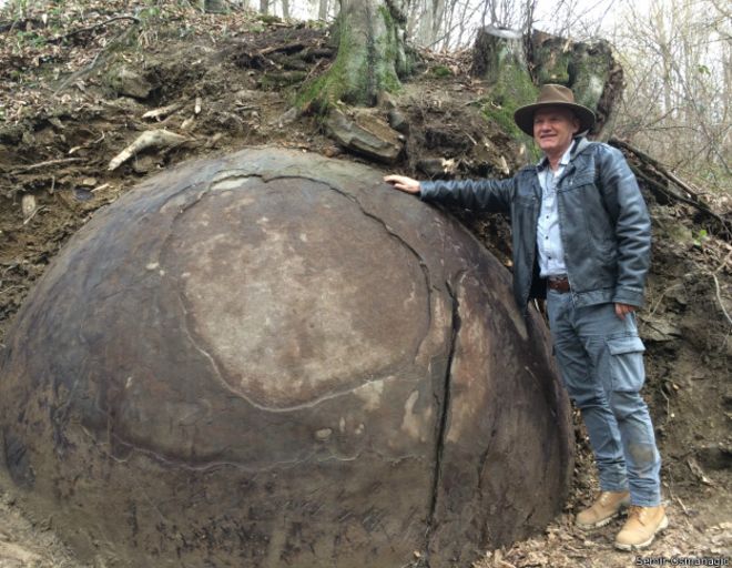 El ‘Indiana Jones’ de Bosnia encuentra extraña piedra esférica que «podría ser la clave de una civilización perdida»