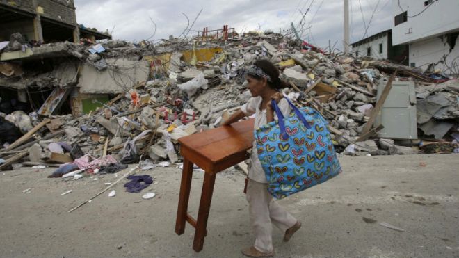 Sube a 272 los muertos por terremoto en Ecuador