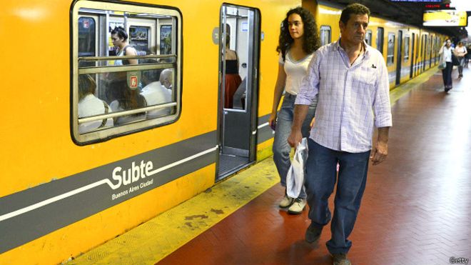 «Tarifazos» e inflación: cuánto ha subido el costo de vida en Argentina desde que Macri asumió la presidencia