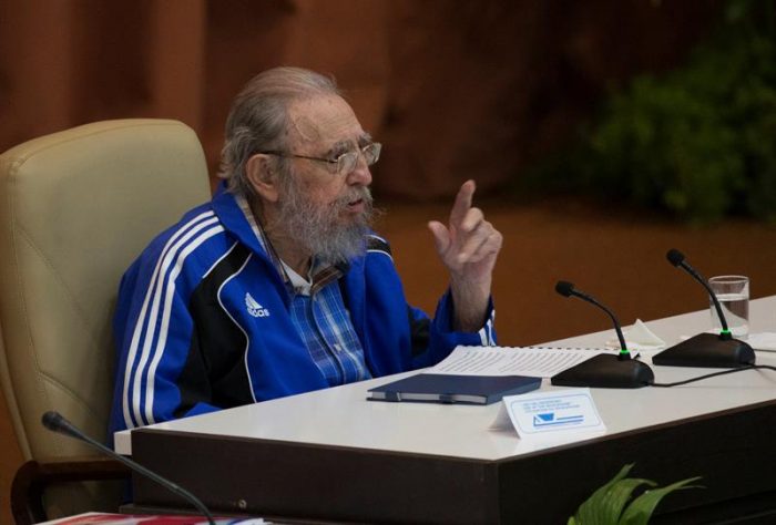 Fidel Castro reaparece en público: «A todos nos llegará el turno pero quedarán las ideas»