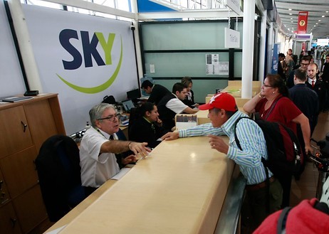 Trabajadores Sky Airlines extienden suspensión de vuelos hasta el domingo