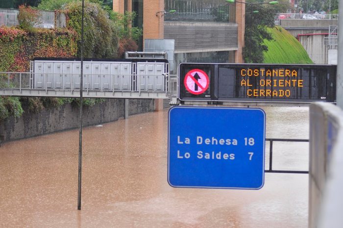Agua turbia: la lluvia colapsa Santiago y deja a cuatro millones de personas sin agua, dardos apuntan a las concesionarias