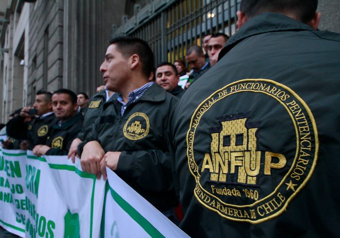 [Galería] Funcionarios de Gendarmería protestan frente al Ministerio de Justicia