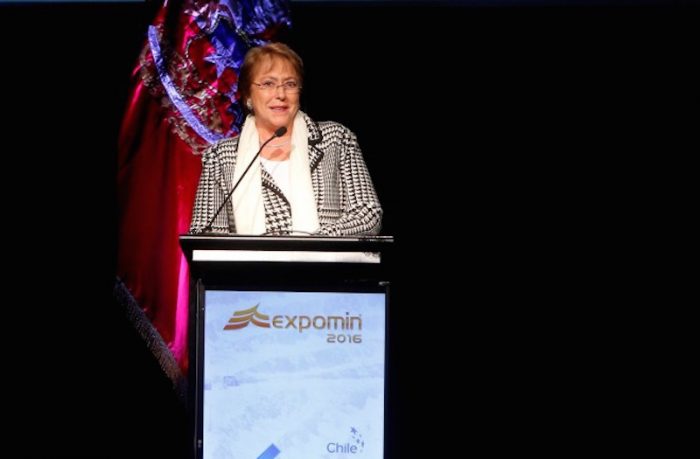 Bachelet dice que Chile debe apostar por nueva economía «poscobre» con diversificación sector minero