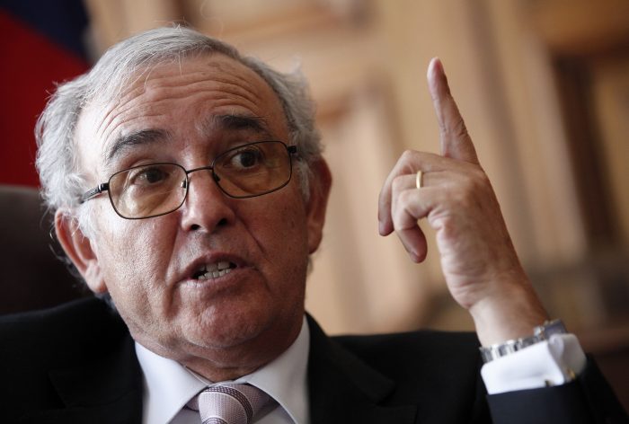Milton Juica desclasifica su tensa relación con Piñera y los costos que tuvo para el Poder Judicial